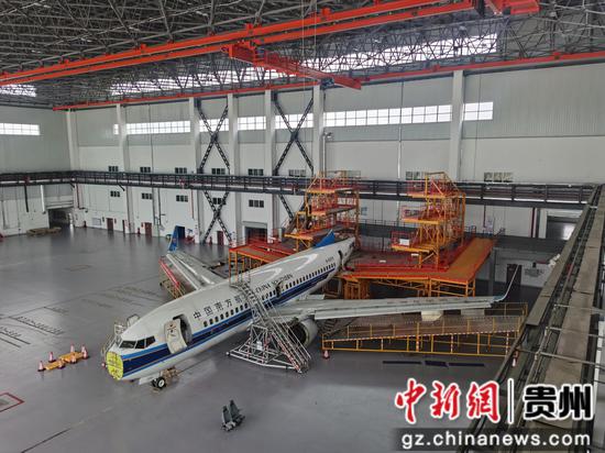 资料图 :工作人员在对飞机进行拆解工作。南方航空贵州航空有限公司供图 资料图 :工作人员在对飞机进行拆解工作。南方航空贵州航空有限公司供图