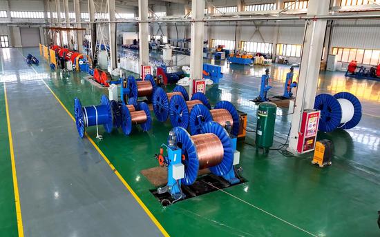 新疆新东风电缆有限公司生产车间。格日乐图 摄