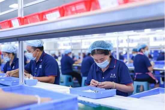 工人正在流水线上作业 工人正在流水线上作业