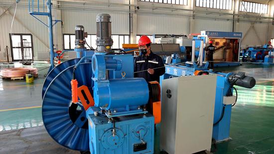 工人正在车间生产产品。布仁巴特 摄