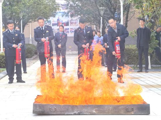 税务人员学习通过‘提、拔、握、压’，掌握灭火技巧、正确掌握灭火器的使用方法，提高组织扑救初期火灾的能力。童霖
