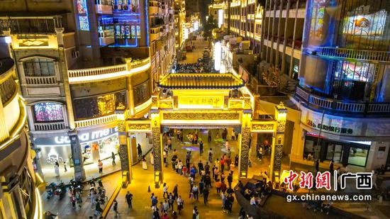 焕新的骑楼城吸引众多市民游客游玩。宣在廷 摄 焕新的骑楼城吸引众多市民游客游玩。宣在廷 摄