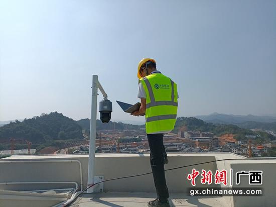 网络技术人员正在测试高空球机设备运行情况。吕浦 摄 网络技术人员正在测试高空球机设备运行情况。吕浦 摄