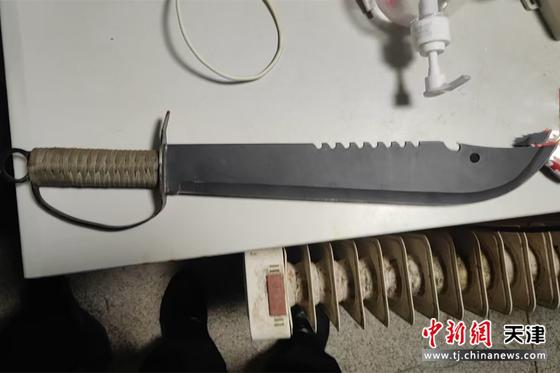 图为铁路警方查获的管制刀具。（北京铁路公安局天津公安处供图）