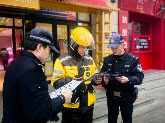 “防骗指北”进商圈 那些套路必定要注重！