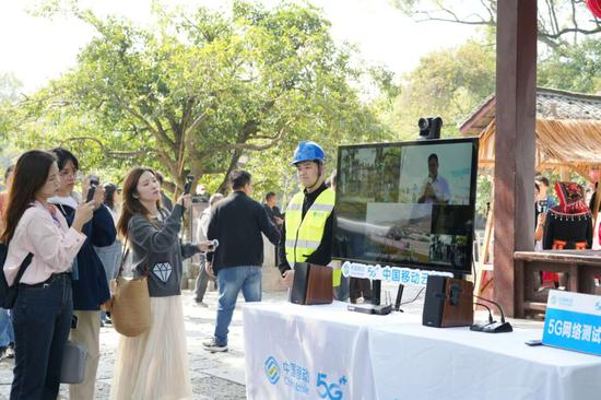 媒体记者记录双方云连线对话。 媒体记者记录双方云连线对话。