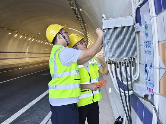 网络技术人员高速平乐路段隧道内检测网络。游庆前 摄 网络技术人员高速平乐路段隧道内检测网络。游庆前 摄