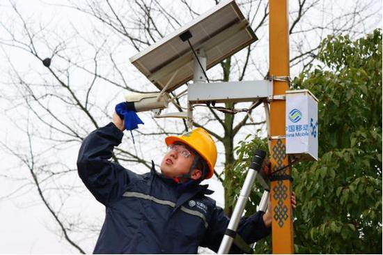 广西移动网络工程师检查智能网络设备。 广西移动网络工程师检查智能网络设备。