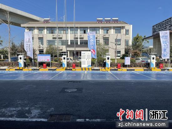 金华高速收费站首批新能源汽车充电站。金华管理中心 供图