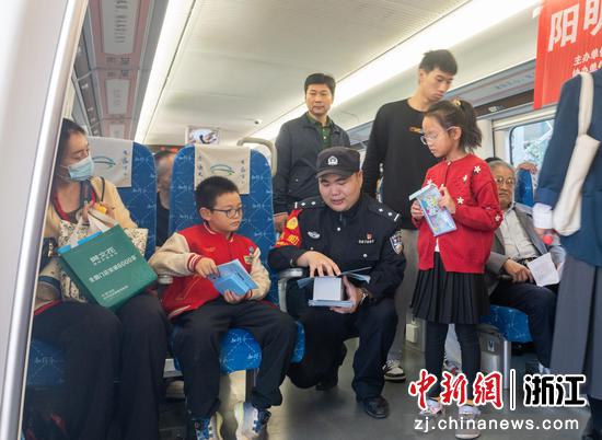 民警向乘客宣传反诈知识。余姚站派出所 供图