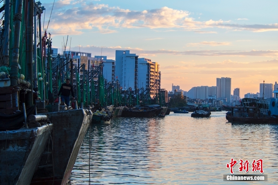 11月19日，广西沿海出现天文大潮，导致北海市部分临海的地方出现海水倒灌现象。据了解，受本次冷空气与南海台风叠加影响，华南沿海普遍出现不同程度增水并传播至北部湾，北海市当天最高潮位达5.74米，为1965年以来第二高潮位。图为北海外沙内港潮位高涨。中新社发 徐绍荣 摄