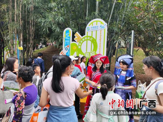 广西移动普法志愿者在南宁市青秀山开展“法治三月三”活动。莫月萍摄