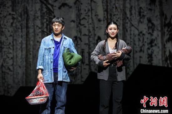 11月21日晚,2024多彩贵州文化艺术节优秀剧目展演——大型现实主义话剧《人世间》在贵州省贵阳市上演。记者 瞿宏伦 摄 11月21日晚,2024多彩贵州文化艺术节优秀剧目展演——大型现实主义话剧《人世间》在贵州省贵阳市上演。记者 瞿宏伦 摄