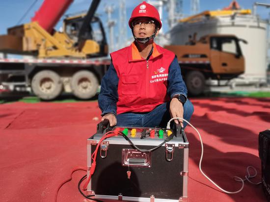 熊坤在巴里坤±800换流站进行直流场平波电抗器交接试验。