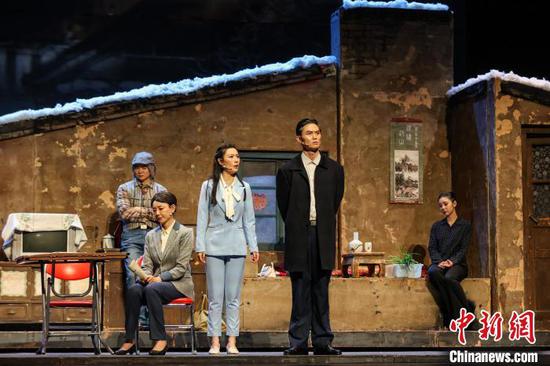 11月21日晚,2024多彩贵州文化艺术节优秀剧目展演——大型现实主义话剧《人世间》在贵州省贵阳市上演。记者 瞿宏伦 摄 11月21日晚,2024多彩贵州文化艺术节优秀剧目展演——大型现实主义话剧《人世间》在贵州省贵阳市上演。记者 瞿宏伦 摄