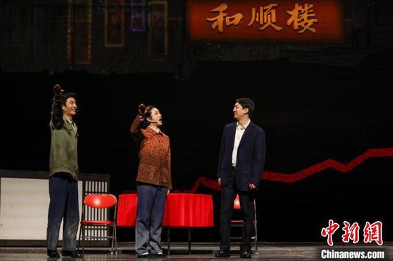 11月21日晚,2024多彩贵州文化艺术节优秀剧目展演——大型现实主义话剧《人世间》在贵州省贵阳市上演。记者 瞿宏伦 摄 11月21日晚,2024多彩贵州文化艺术节优秀剧目展演——大型现实主义话剧《人世间》在贵州省贵阳市上演。记者 瞿宏伦 摄