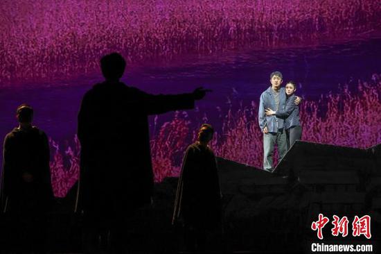 11月21日晚,2024多彩贵州文化艺术节优秀剧目展演——大型现实主义话剧《人世间》在贵州省贵阳市上演。记者 瞿宏伦 摄 11月21日晚,2024多彩贵州文化艺术节优秀剧目展演——大型现实主义话剧《人世间》在贵州省贵阳市上演。记者 瞿宏伦 摄