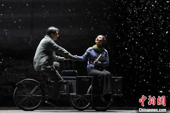 11月21日晚,2024多彩贵州文化艺术节优秀剧目展演——大型现实主义话剧《人世间》在贵州省贵阳市上演。记者 瞿宏伦 摄 11月21日晚,2024多彩贵州文化艺术节优秀剧目展演——大型现实主义话剧《人世间》在贵州省贵阳市上演。记者 瞿宏伦 摄