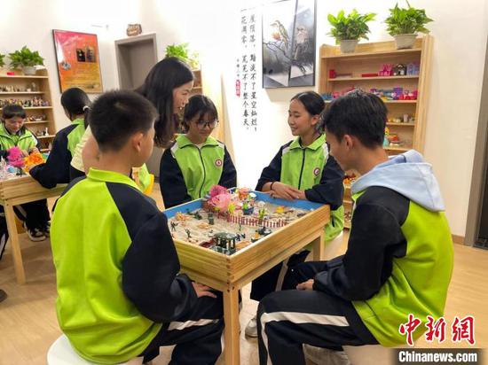 图为平塘县第三中学学生体验沙盘游戏。王秋旭 摄 图为平塘县第三中学学生体验沙盘游戏。王秋旭 摄