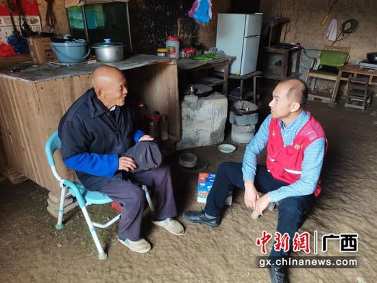 黄庆辉再次看望老人。 黄庆辉再次看望老人。