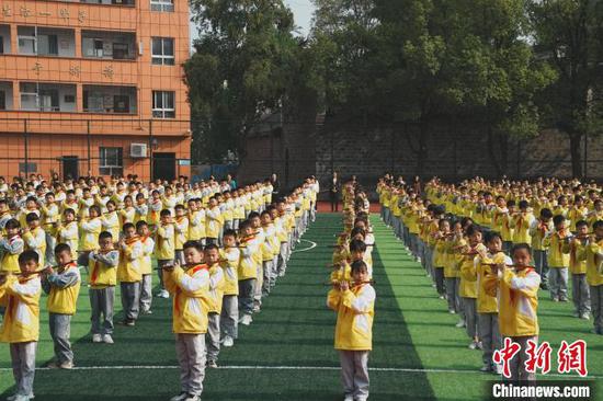 11月6日，贵州省玉屏侗族自治县印山民族小学的学生在操场吹奏箫笛。周燕玲 摄