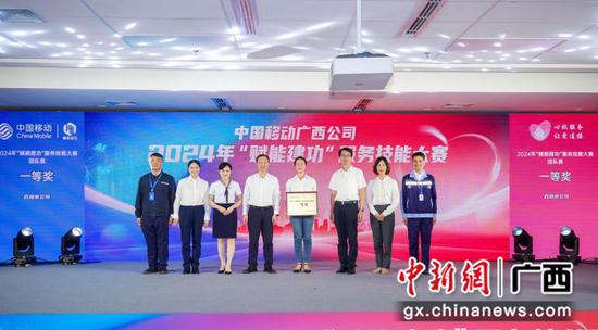 广西移动董事、副总经理舒敏根为获奖选手颁奖。 广西移动董事、副总经理舒敏根为获奖选手颁奖。