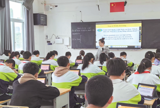 观山湖区远大中学教师正在利用智慧课堂上课。贵州省教育厅供图 观山湖区远大中学教师正在利用智慧课堂上课。贵州省教育厅供图