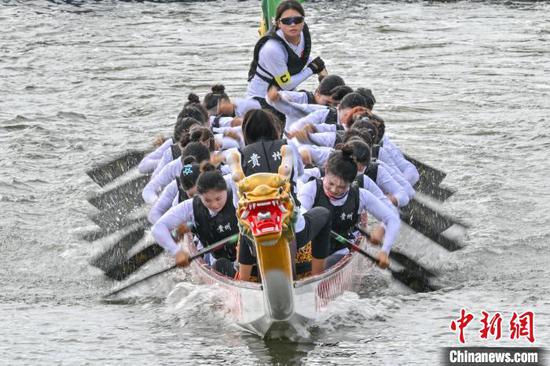 11月25日，第十二届全国少数民族传统体育运动会贵州队选手在女子组（标准龙舟）500米直道赛的比赛中。中新网记者 骆云飞摄