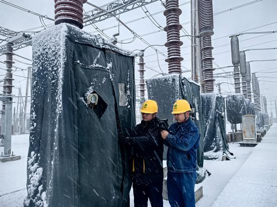 国网昌吉供电公司变电运维员工冒雪巡视220千伏昭阳变电站设备。潘晓佳 摄 国网昌吉供电公司变电运维员工冒雪巡视220千伏昭阳变电站设备。潘晓佳 摄