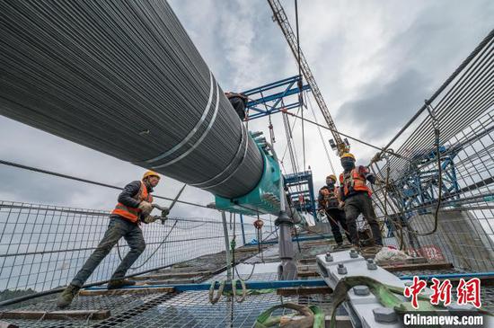 图为11月27日工人在花江峡谷大桥项目建设现场施工。中新社记者 唐哲 摄 图为11月27日工人在花江峡谷大桥项目建设现场施工。中新社记者 唐哲 摄