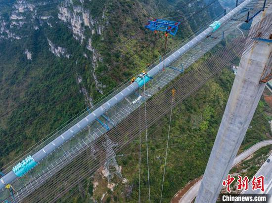 图为11月27日航拍工人在花江峡谷大桥项目建设现场施工。(无人机照片)中新社记者 唐哲 摄 图为11月27日航拍工人在花江峡谷大桥项目建设现场施工。(无人机照片)中新社记者 唐哲 摄
