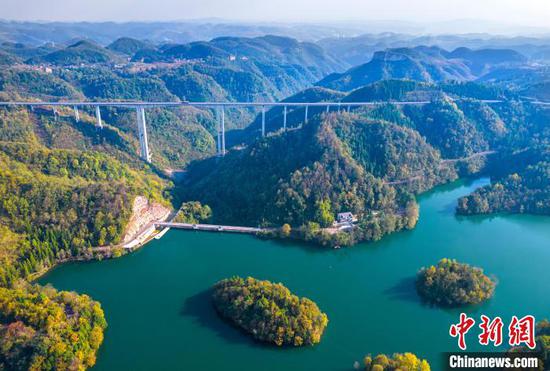 图为毕节市百里杜鹃管理区移山湖畔的公路两侧层林尽染,呈现别样风景。史开心 摄 图为毕节市百里杜鹃管理区移山湖畔的公路两侧层林尽染,呈现别样风景。史开心 摄