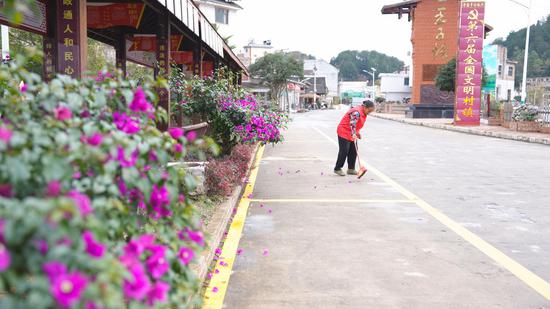 公益性岗位保洁员将环境打扫得干干净净