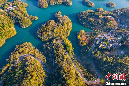 图为毕节市百里杜鹃管理区移山湖畔的公路两侧层林尽染,呈现别样风景。史开心 摄 图为毕节市百里杜鹃管理区移山湖畔的公路两侧层林尽染,呈现别样风景。史开心 摄
