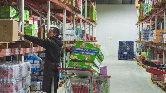 工人方发发正在娴熟地点货