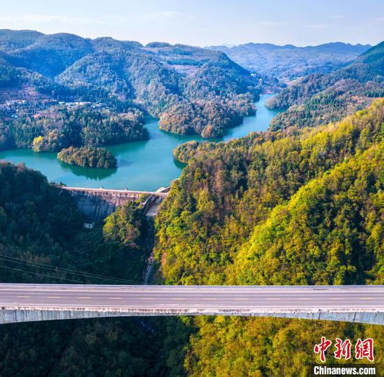 图为毕节市百里杜鹃管理区移山湖畔的公路两侧层林尽染,呈现别样风景。史开心 摄 图为毕节市百里杜鹃管理区移山湖畔的公路两侧层林尽染,呈现别样风景。史开心 摄