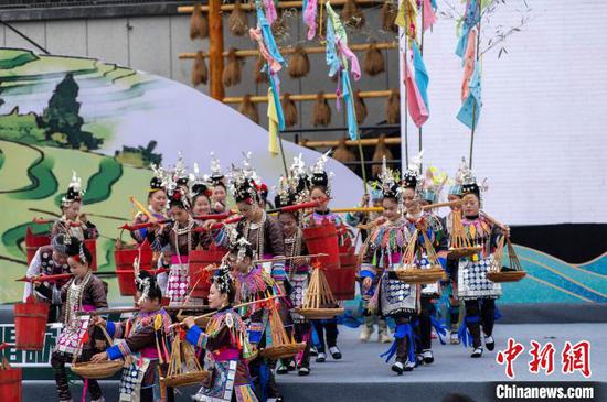 图为各族群众在侗族大歌节活动上表演节目。吴德军 摄 图为各族群众在侗族大歌节活动上表演节目。吴德军 摄