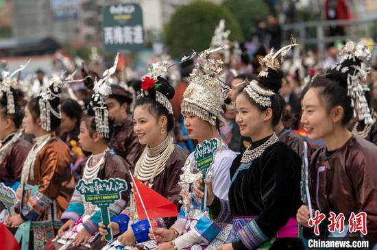 图为观众在侗族大歌节活动现场观看表演。吴德军 摄 图为观众在侗族大歌节活动现场观看表演。吴德军 摄