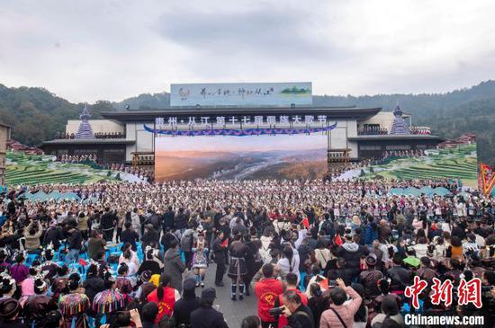 图为上千名侗族群众在侗族大歌节活动上演唱侗族大歌。吴德军 摄 图为上千名侗族群众在侗族大歌节活动上演唱侗族大歌。吴德军 摄