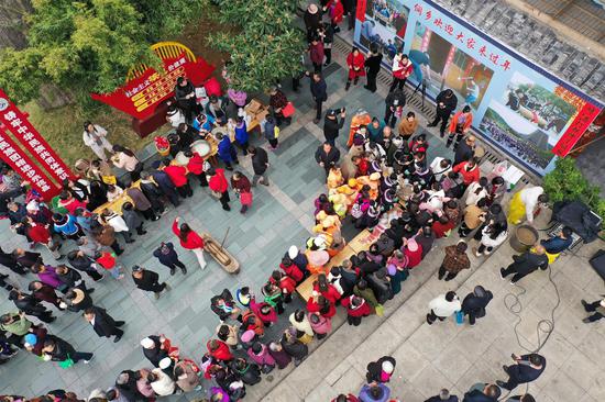 品油茶、喝甜酒现场航拍图。罗峥铭摄 品油茶、喝甜酒现场航拍图。罗峥铭摄