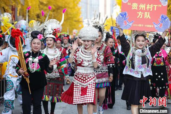 12月1日,“贵州村T”方队参加巡游,“贵州村T”全称贵州省和美乡村非遗民族服饰T台秀,是一个面向中国以及全世界展示非遗服饰的公益T台秀。 12月1日,“贵州村T”方队参加巡游,“贵州村T”全称贵州省和美乡村非遗民族服饰T台秀,是一个面向中国以及全世界展示非遗服饰的公益T台秀。