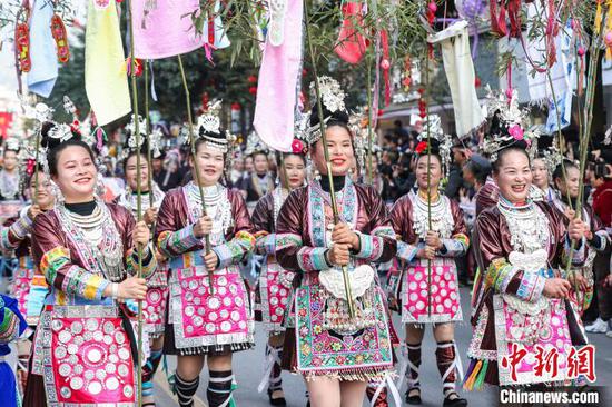 12月1日,侗族民众穿着节日盛装参加巡游。 12月1日,侗族民众穿着节日盛装参加巡游。
