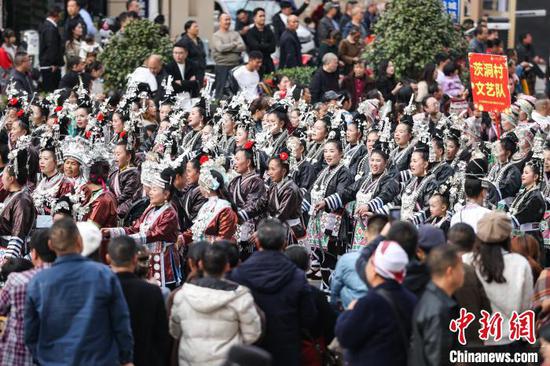 12月1日,广西、湖南两地的侗族民众穿着节日盛装参加巡游。 12月1日,广西、湖南两地的侗族民众穿着节日盛装参加巡游。