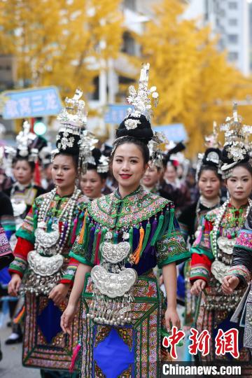 12月1日,侗族民众穿着节日盛装参加巡游。 12月1日,侗族民众穿着节日盛装参加巡游。
