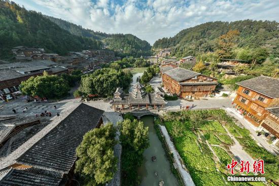 12月1日,航拍贵州省黔东南苗族侗族自治州黎平县境内的肇兴侗寨冬景宜人。 12月1日,航拍贵州省黔东南苗族侗族自治州黎平县境内的肇兴侗寨冬景宜人。