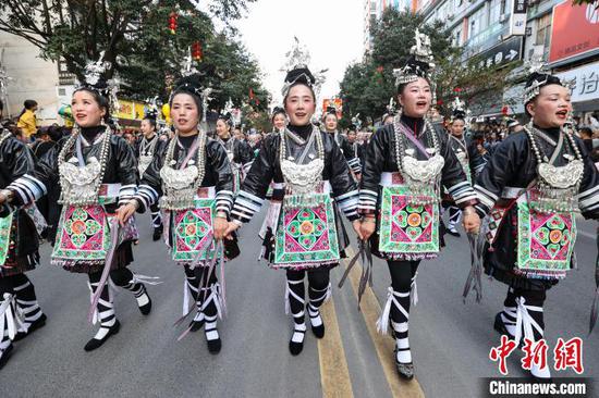 12月1日,侗族民众穿着节日盛装参加巡游。 12月1日,侗族民众穿着节日盛装参加巡游。