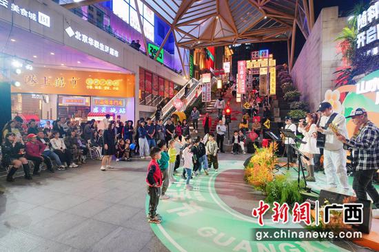 图为活动现场。 图为活动现场。