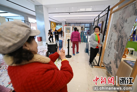 图为:残疾人工艺美术作品吸引市民打卡。中新社记者 王刚 摄