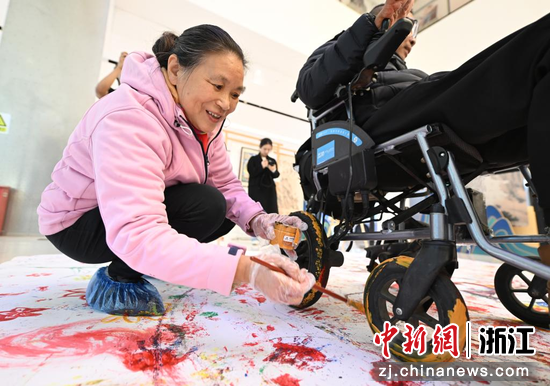 图为:市民体验轮椅作画。中新社记者 王刚 摄