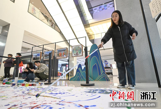 图为:市民尝试用盲人拐杖作画。中新社记者 王刚 摄
